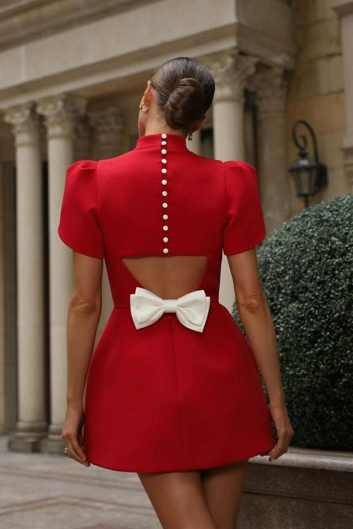 Adela Cut-out Schleifen Mini-Kleid getragen beim Resort-Dinner - KYMA