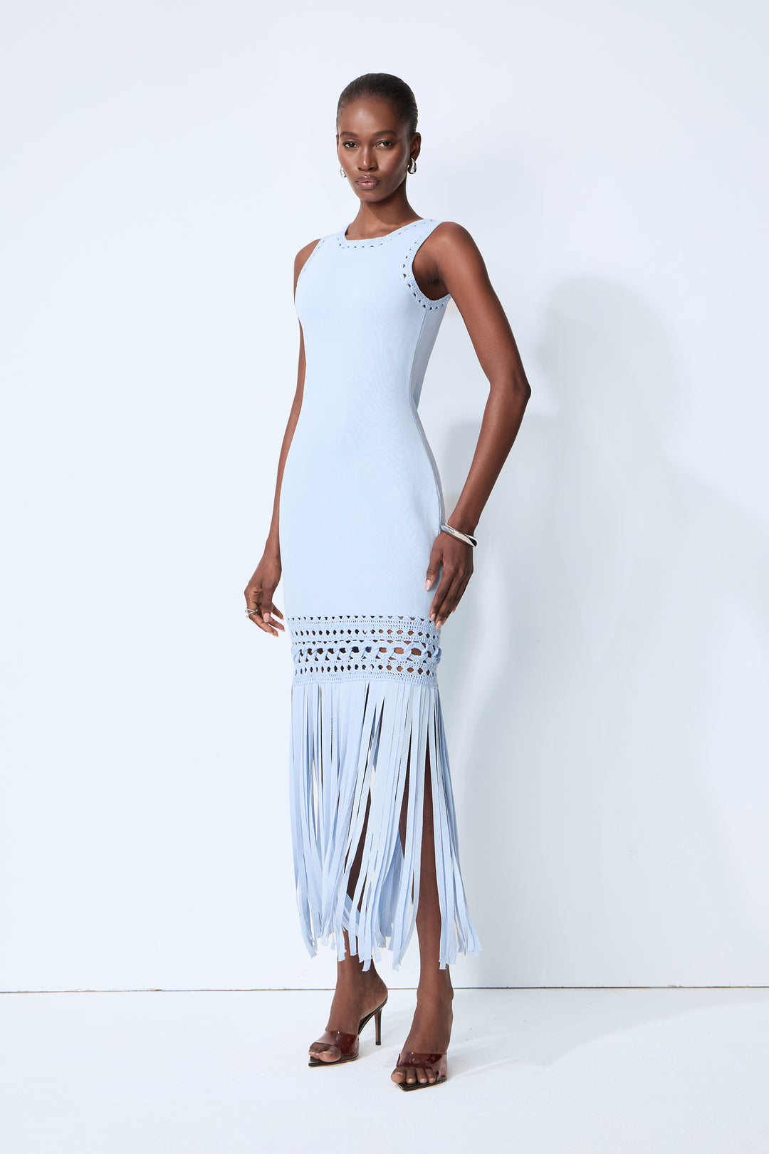 Model trägt das blaue Häkel-Maxikleid