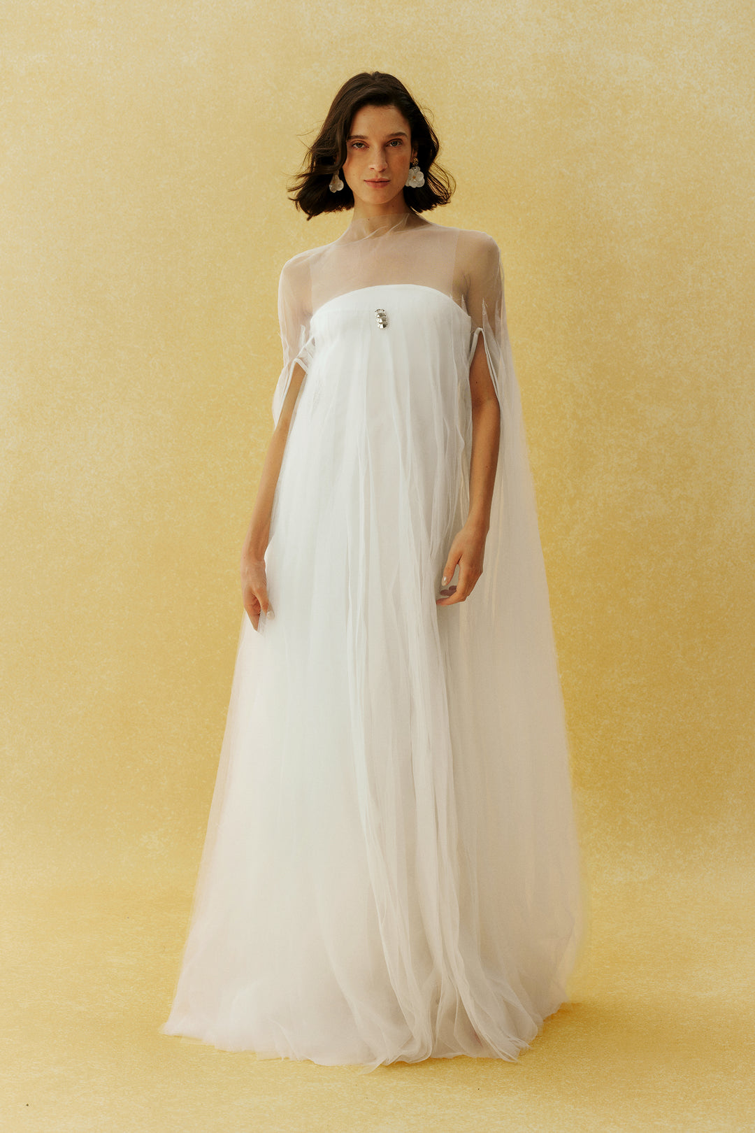 Weißes Tüll-Maxikleid mit Cape-Ärmeln, vorne - KYMA