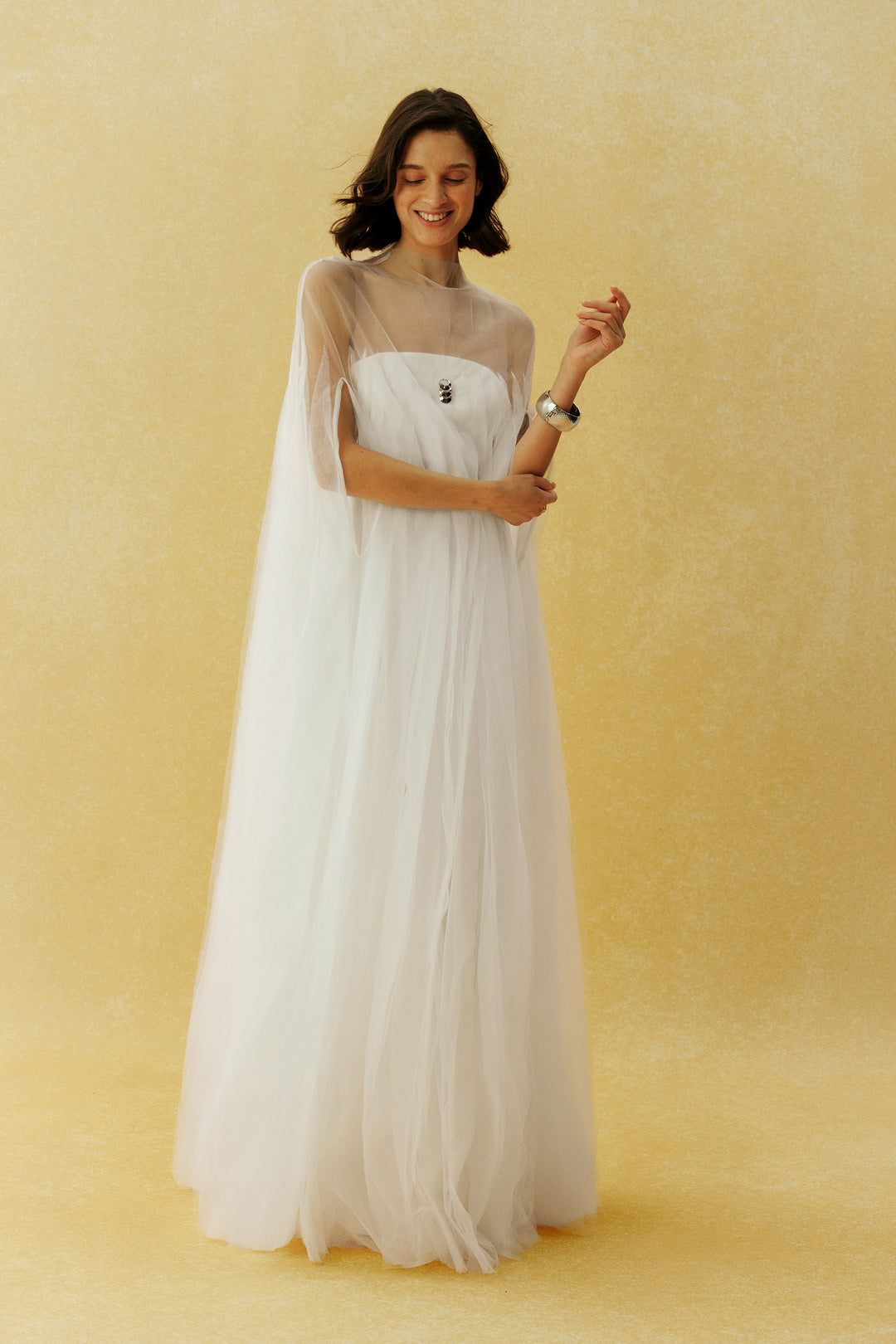 Model trägt das weiße Tüll-Maxikleid von der Seite - KYMA