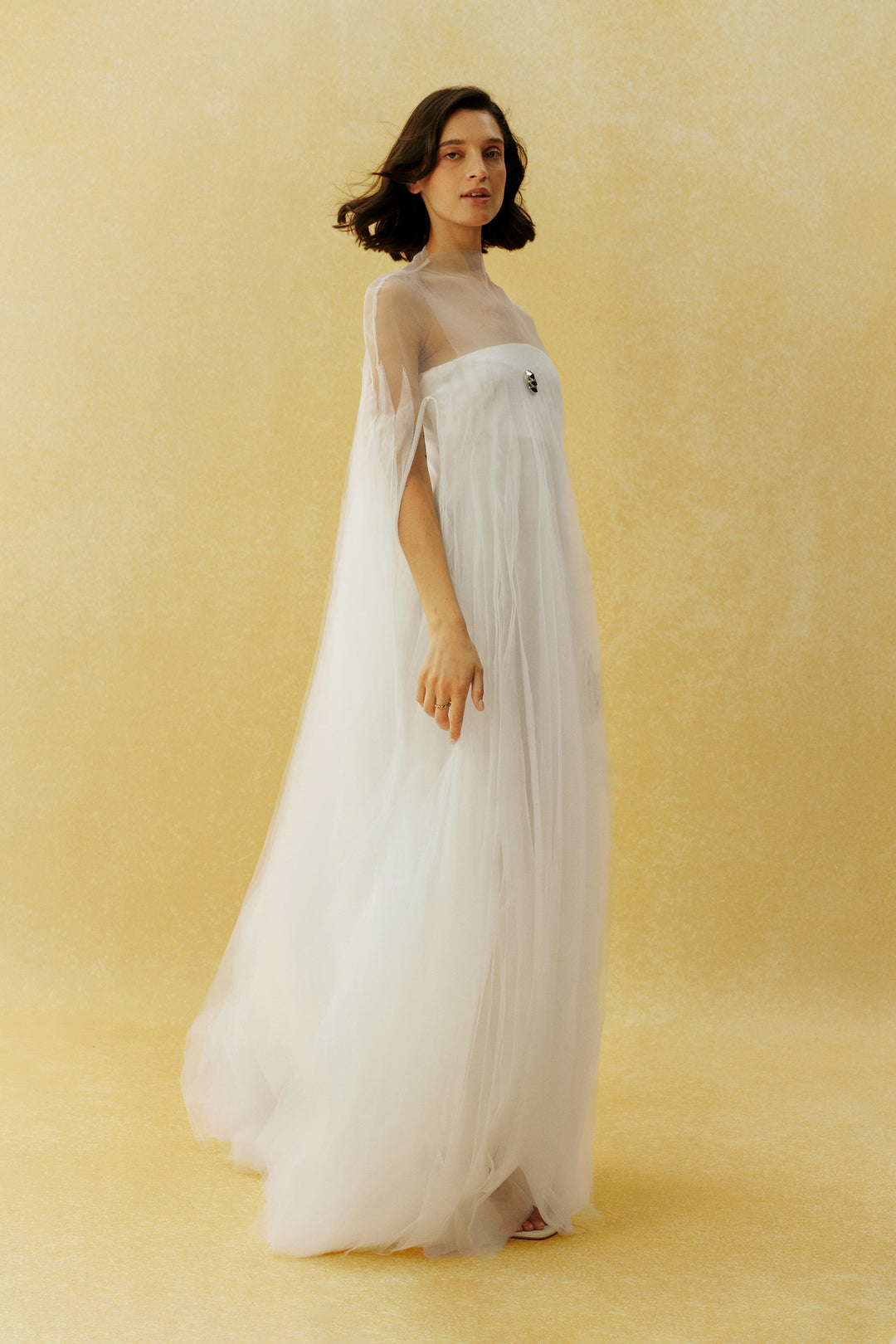 Model trägt das weiße Tüll-Maxikleid von hinten - KYMA