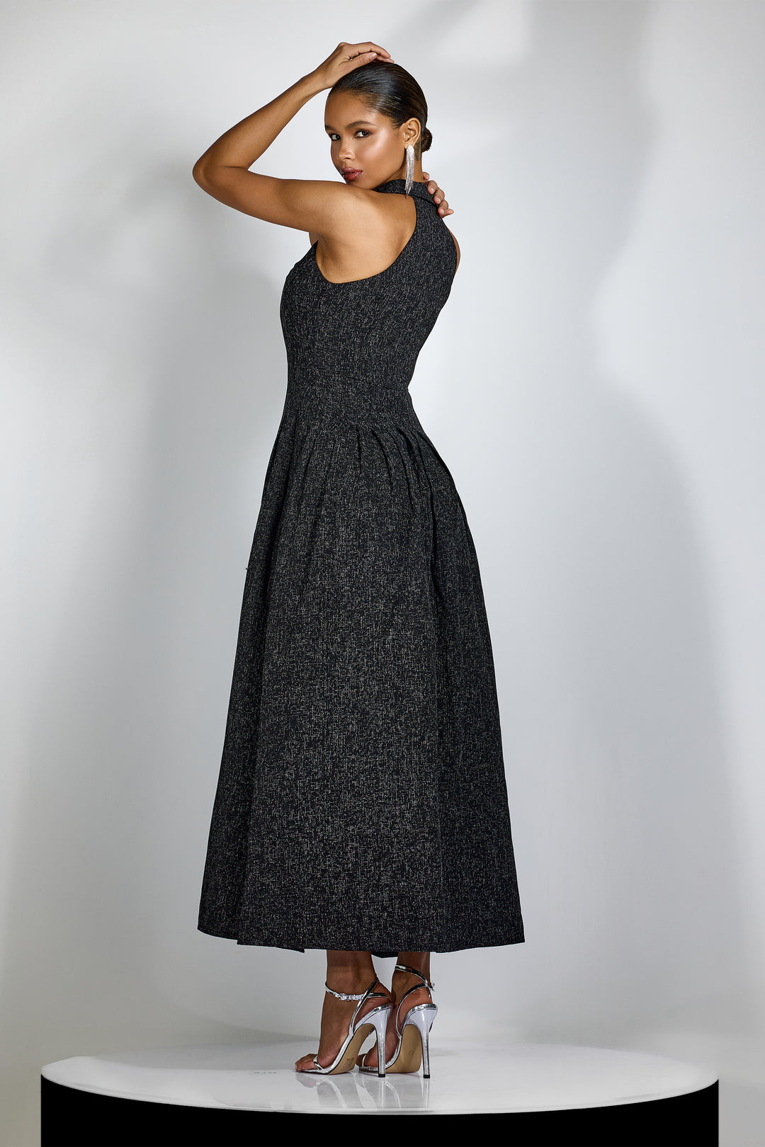 Das Alarice Maxikleid mit plissiertem Rock getragen - KYMA