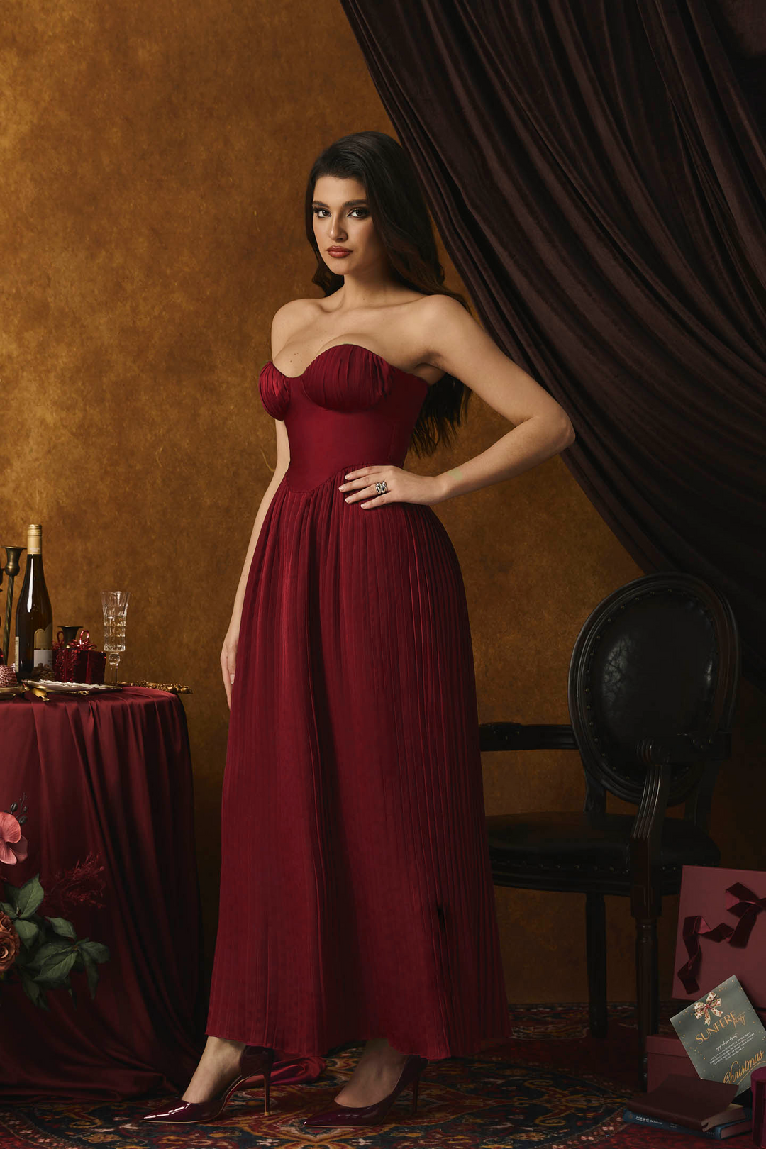 Nahaufnahme Federbesatz Cecilia Maxikleid - KYMA