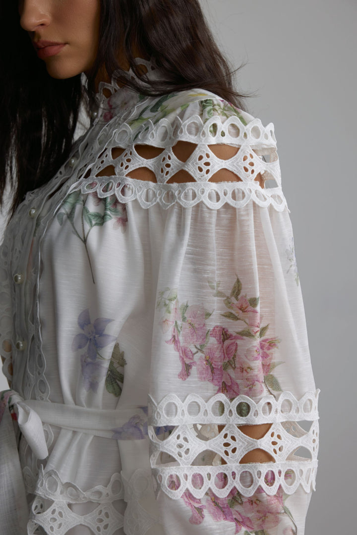 Alice Minikleid mit Blumenmuster und Spitzeneinsätzen Modelansicht 2 - KYMA