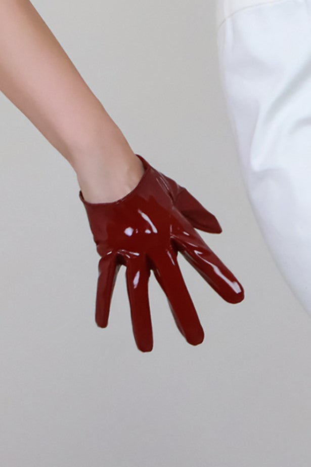 Modell trägt lange PU-Lederhandschuhe zu einem Outfit - KYMA