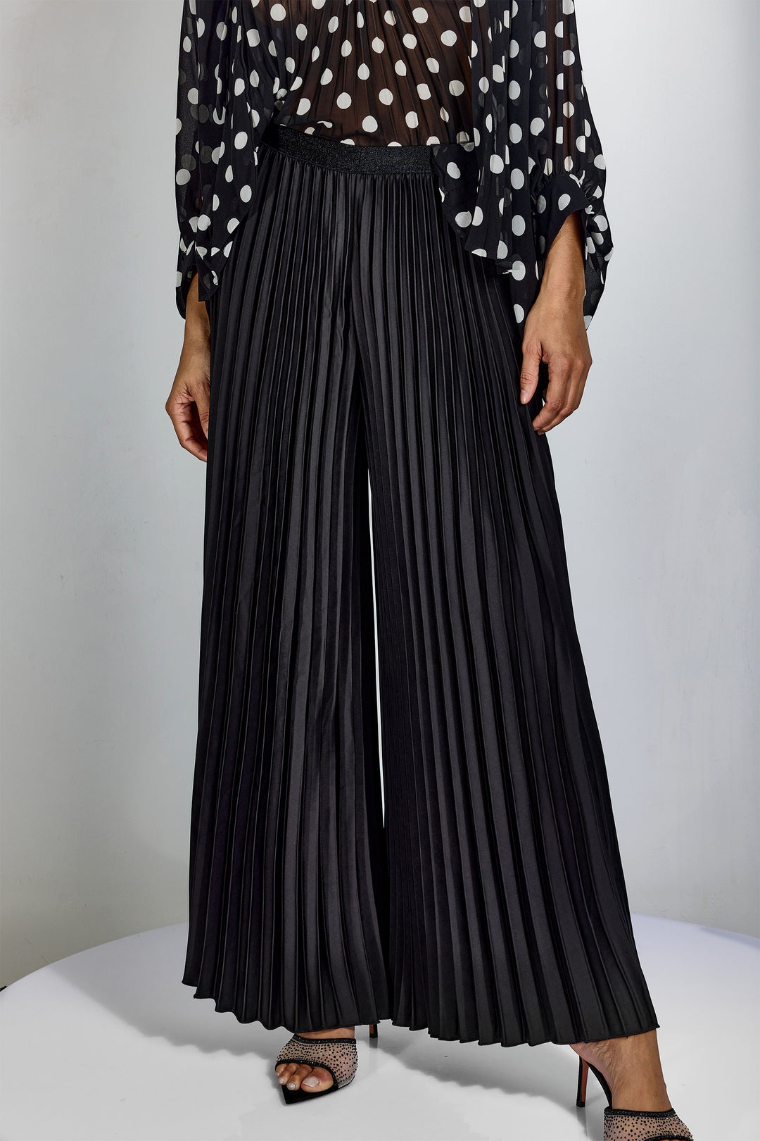 Alma Plisseehose mit weitem Bein und hohem Bund in Braun, vorne