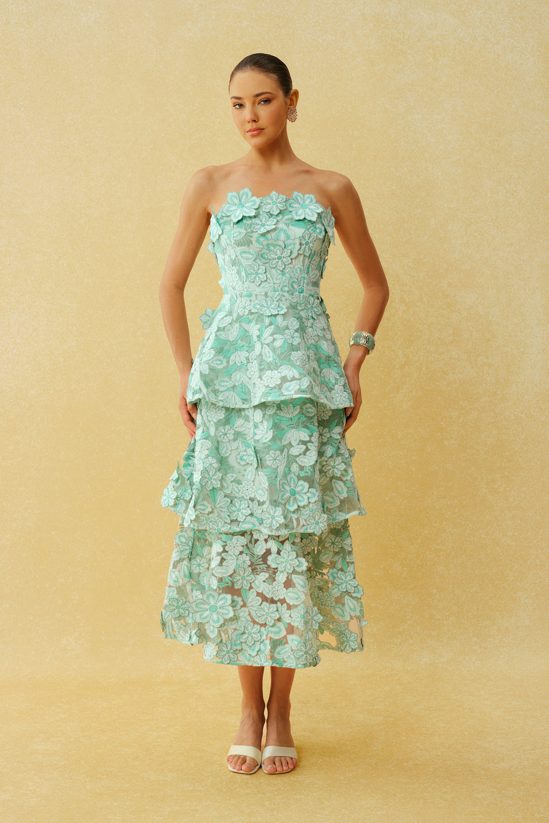 Almost Perfect Mintgrünes Trägerloses Midi-Stufenkleid mit Blumenstickerei