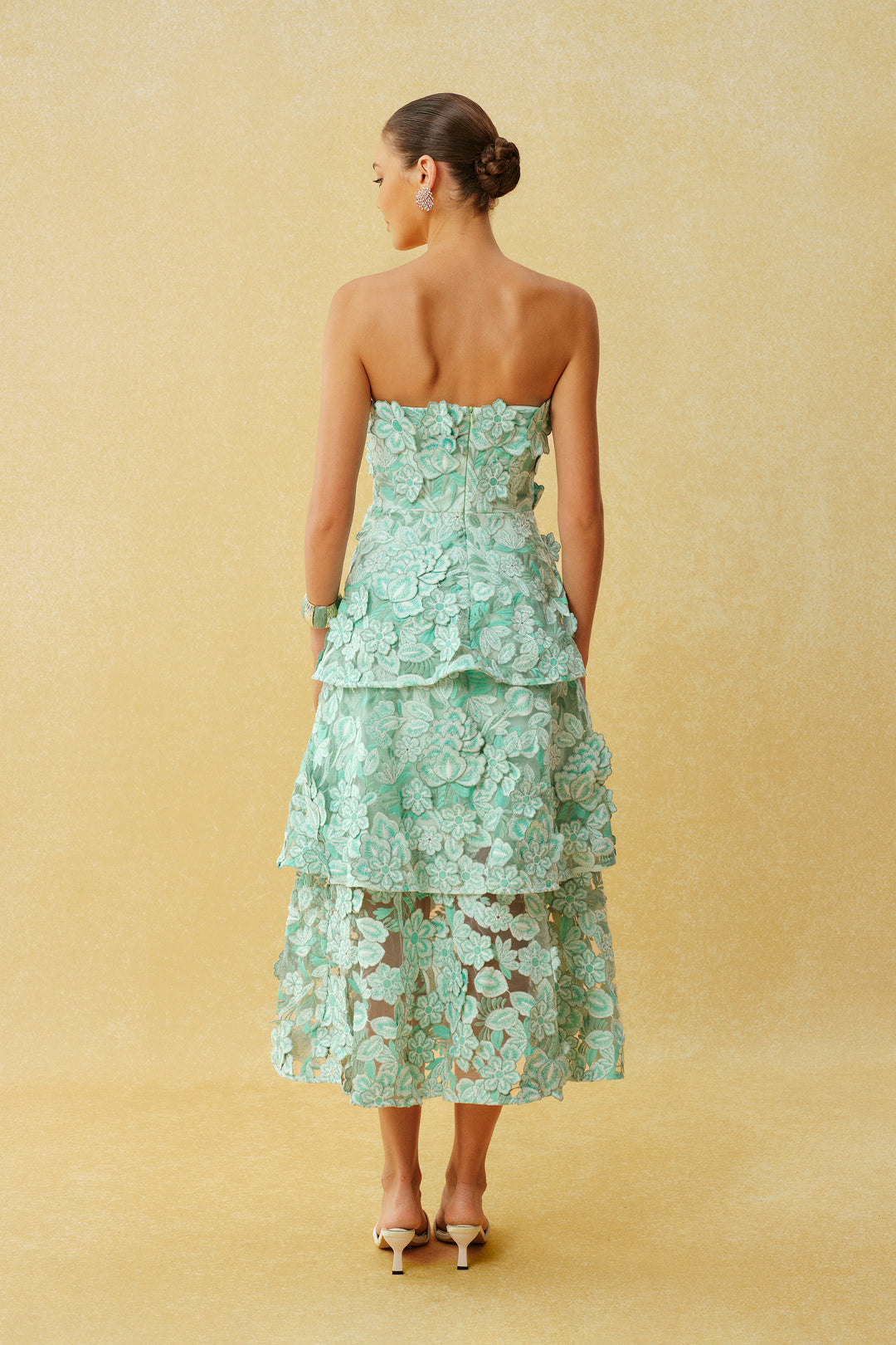 Model trägt das Kleid in Mintgrün