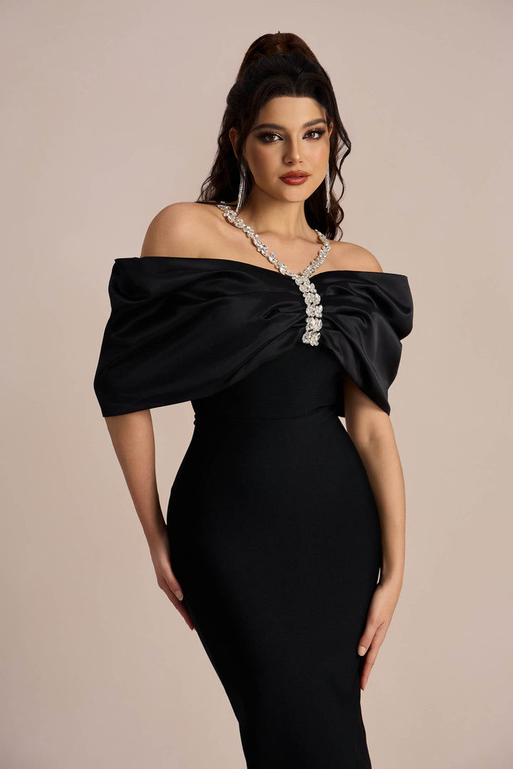 Model trägt das Alva schulterfreie Maxikleid