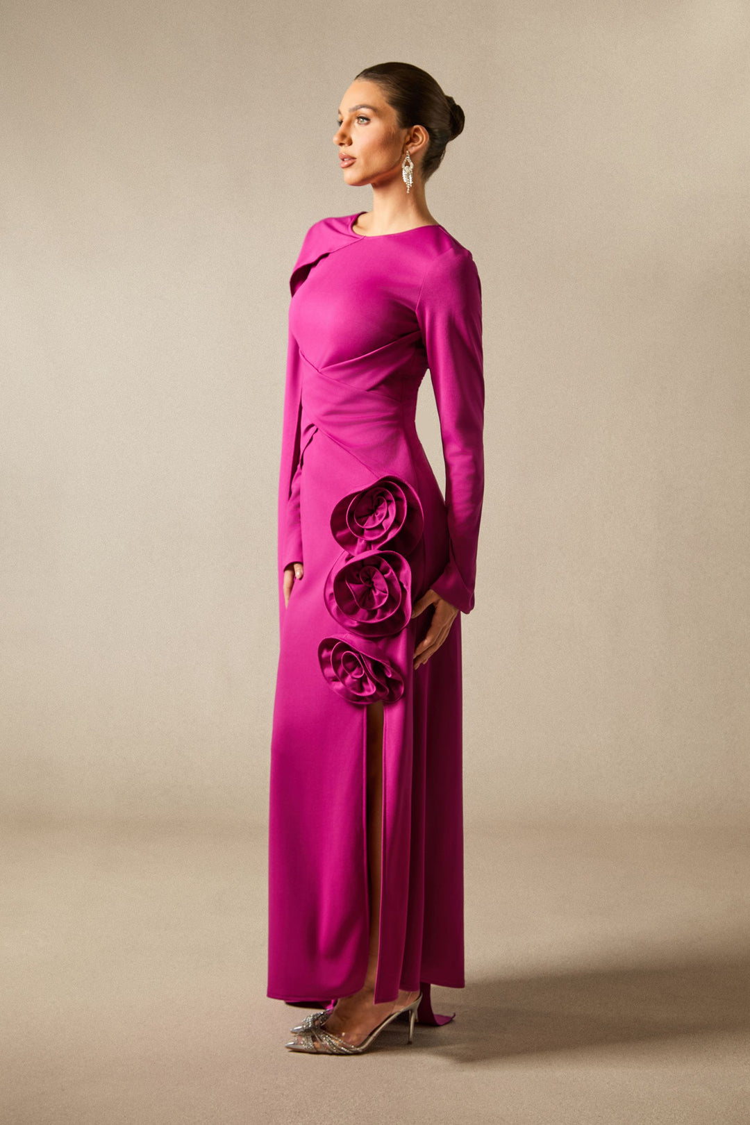 Anastasia fließendes Maxikleid mit Blumen-Cape – KYMA