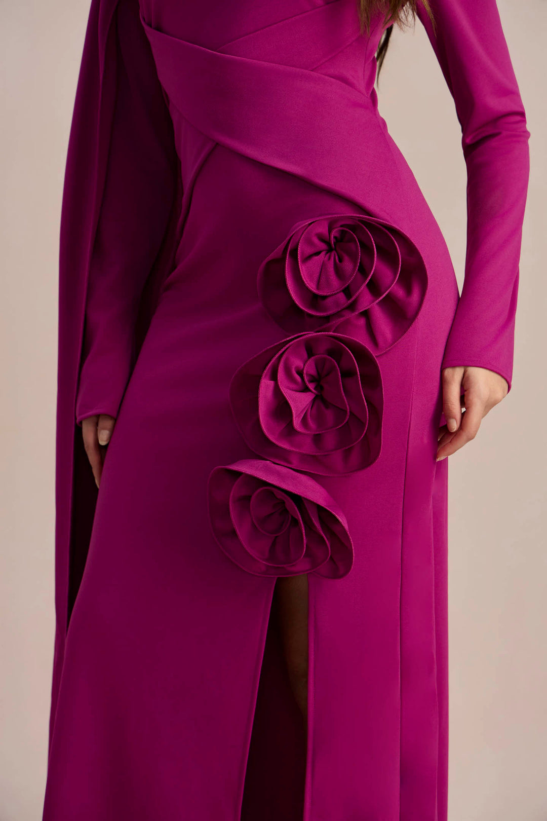 Das Model trägt Größe S im Anastasia Maxikleid - KYMA