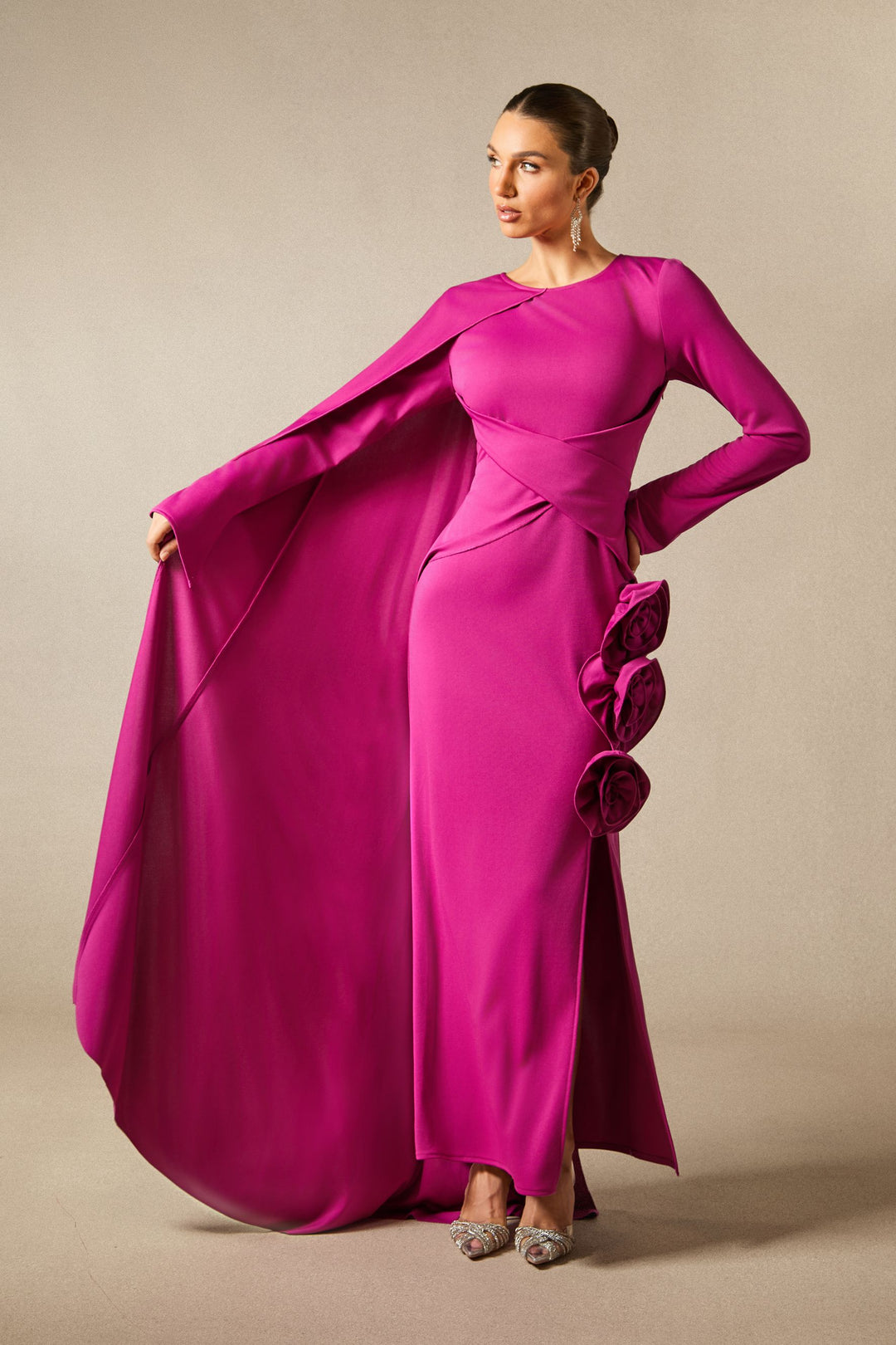 Anastasia fließendes Maxikleid mit Blumen-Cape – KYMA