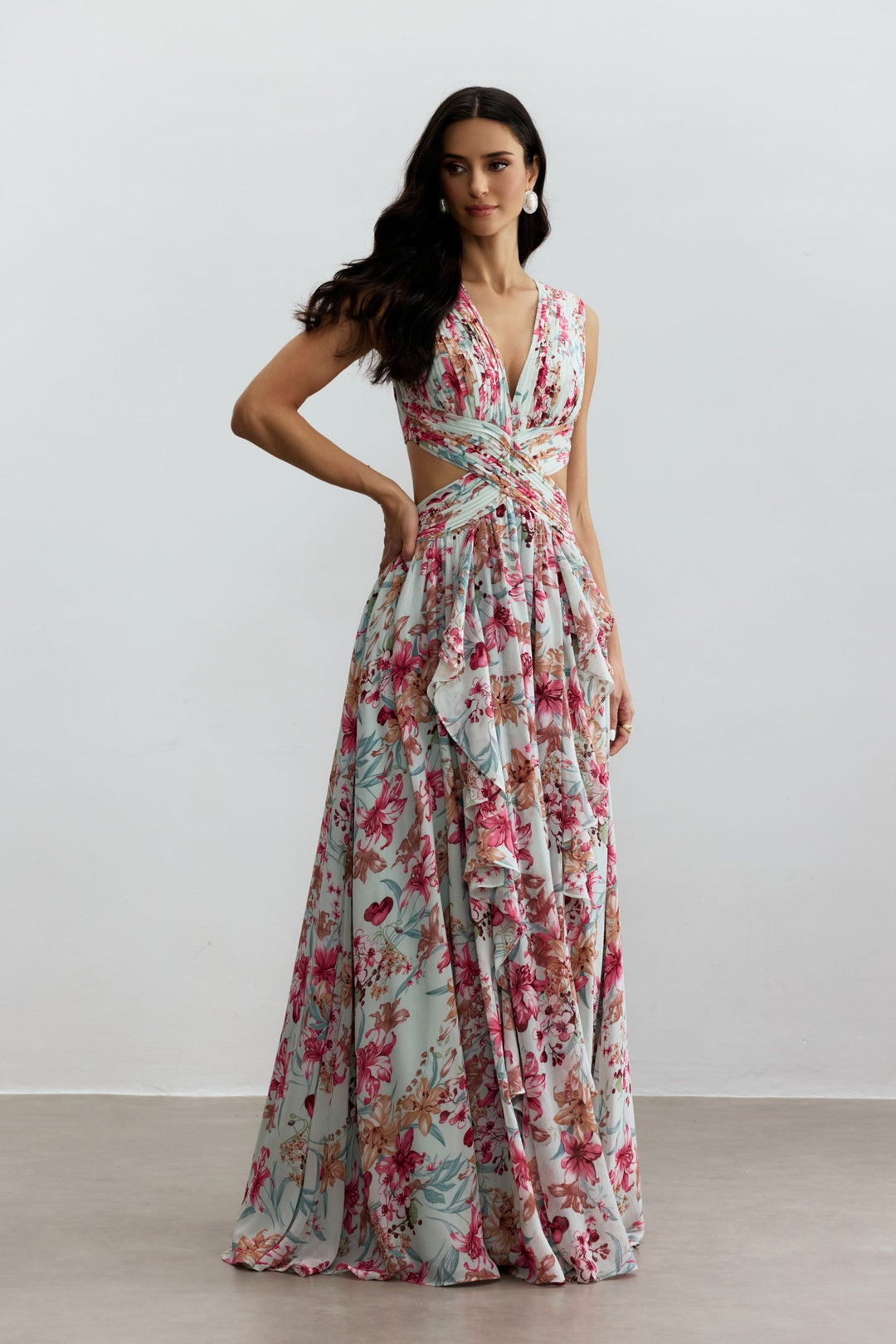 Model trägt das Anila Maxikleid mit seitlichem Schlitz - KYMA