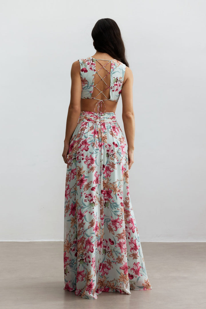 Das Anila Maxikleid bei einer Gartenparty - KYMA