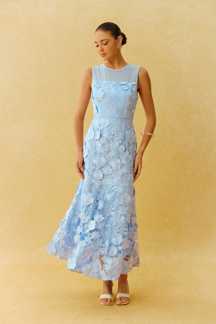 Anmutiges blaues ärmelloses Maxikleid mit floraler Applikation und ausgestelltem Saum - KYMA
