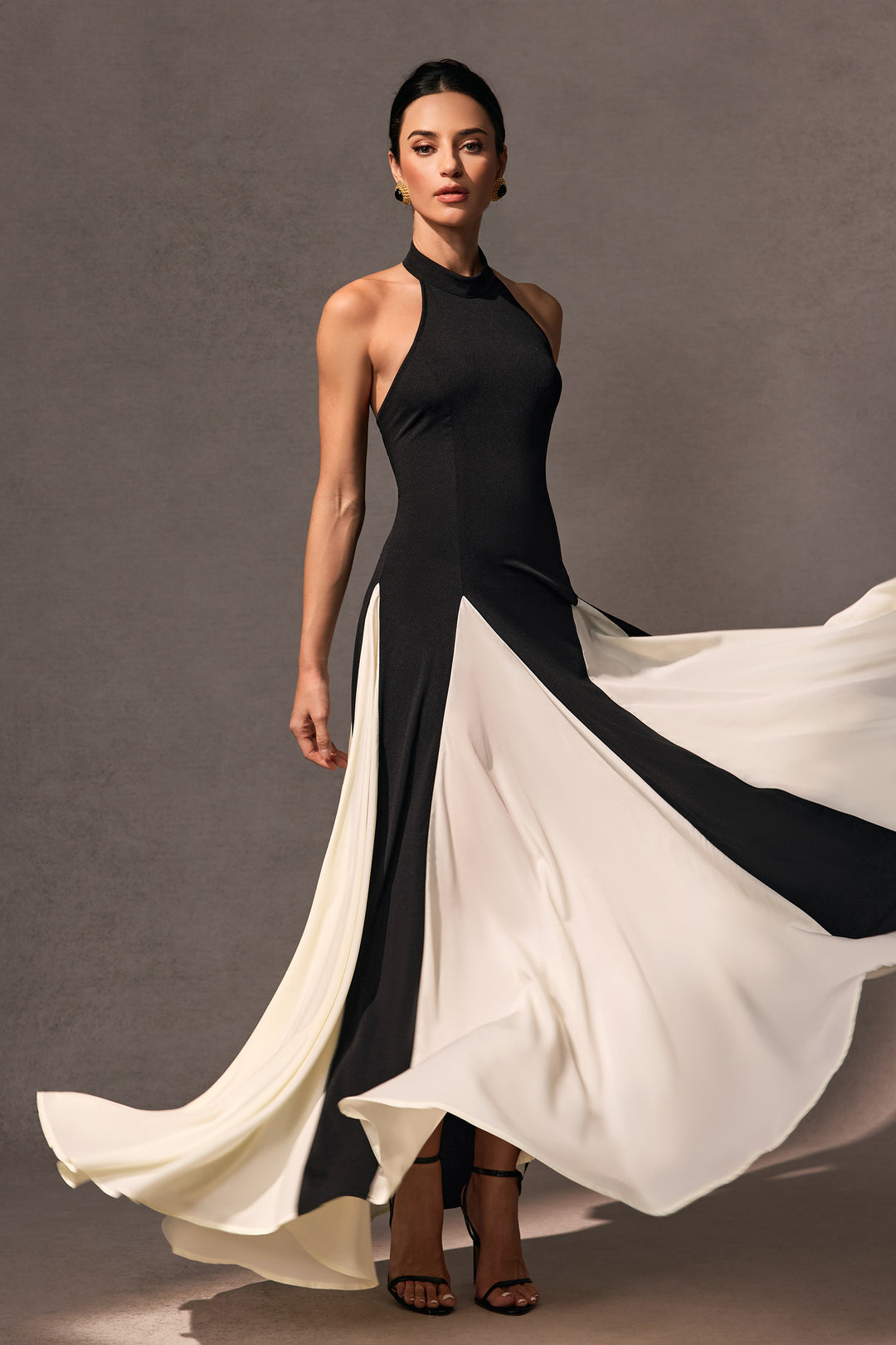 Anna Halterneck-Maxikleid mit Kontrastpaneelen Stoff