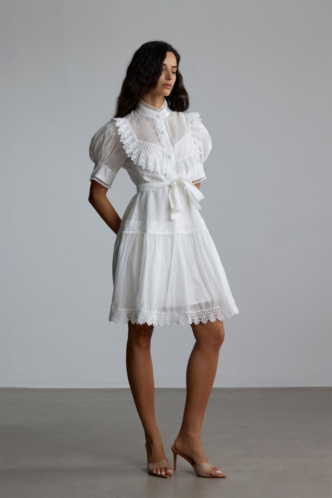 Annette Mini-Kleid mit Spitze und Puffärmeln Rückenansicht - KYMA