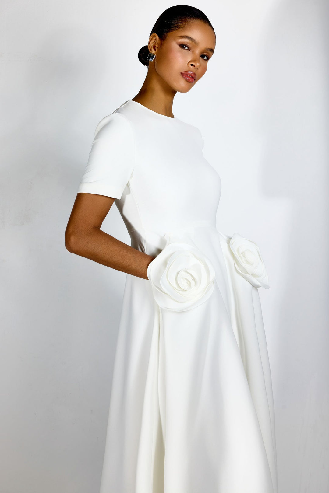 Ava MIDIKLEID MIT BLUMENAPPLIKATIONEN UND KURZEN ÄRMELN