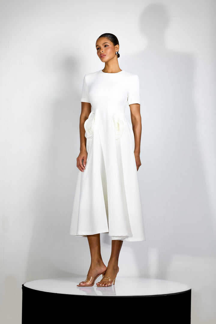 Ava MIDIKLEID MIT BLUMENAPPLIKATIONEN UND KURZEN ÄRMELN