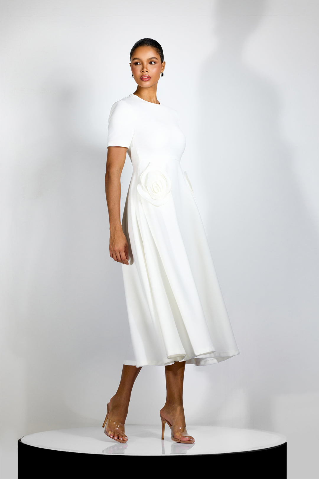 Ava MIDIKLEID MIT BLUMENAPPLIKATIONEN UND KURZEN ÄRMELN