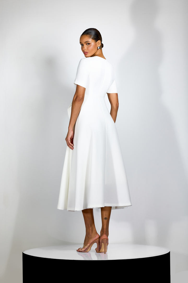 Ava MIDIKLEID MIT BLUMENAPPLIKATIONEN UND KURZEN ÄRMELN
