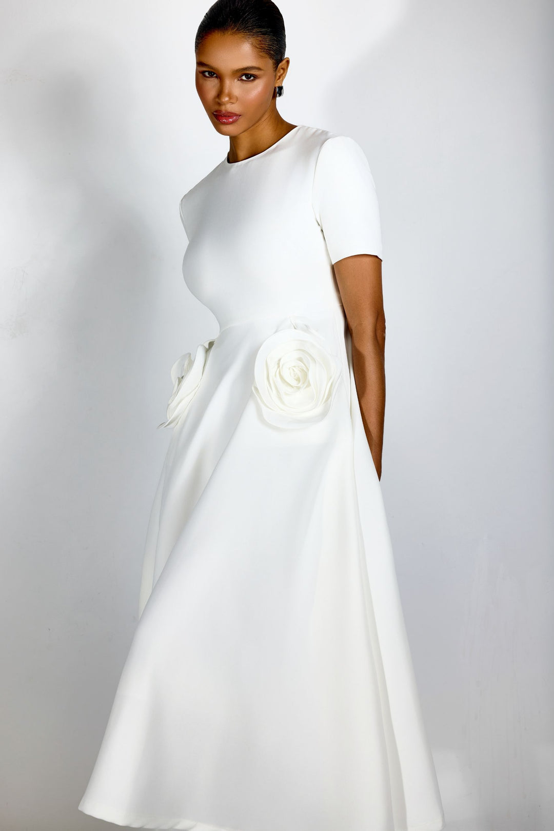 Ava MIDIKLEID MIT BLUMENAPPLIKATIONEN UND KURZEN ÄRMELN