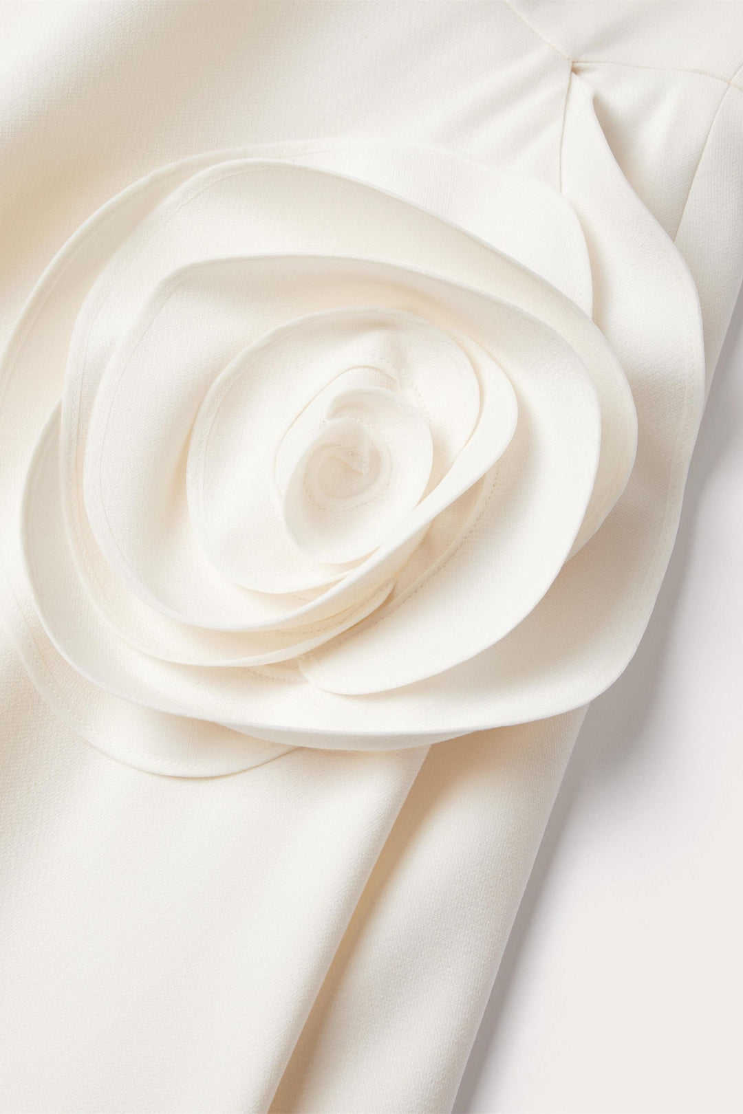Ava MIDIKLEID MIT BLUMENAPPLIKATIONEN UND KURZEN ÄRMELN