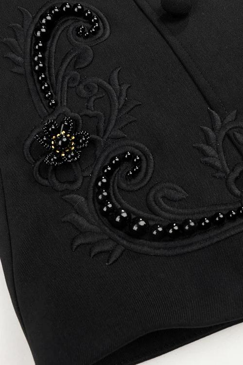 Baylee Shorts mit Blumenstickerei im Detail von vorne - KYMA