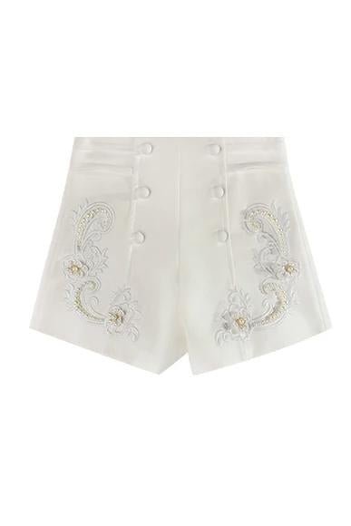 Nahaufnahme der Blumenstickerei auf Baylee Shorts - KYMA