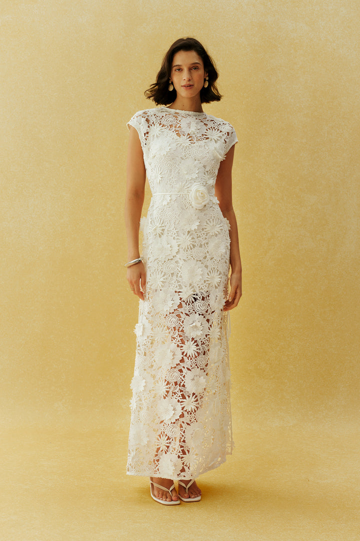 Before the First Kiss Weißes Maxikleid aus Blumen-Spitze mit Flügelärmeln - Vorderansicht