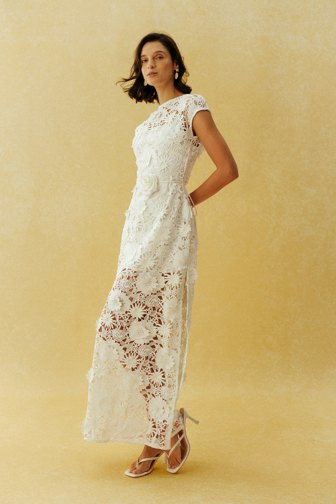 Before the First Kiss Weißes Maxikleid aus Blumen-Spitze mit Flügelärmeln - Model trägt das Kleid