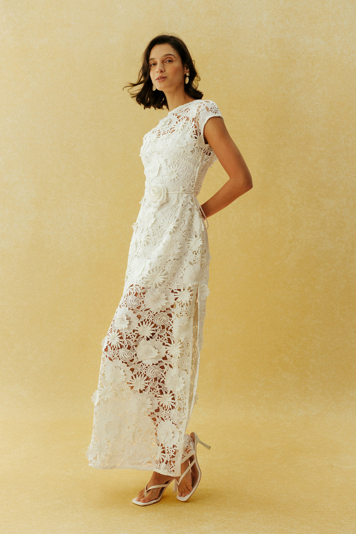 Before the First Kiss Weißes Maxikleid aus Blumen-Spitze mit Flügelärmeln - Model trägt das Kleid