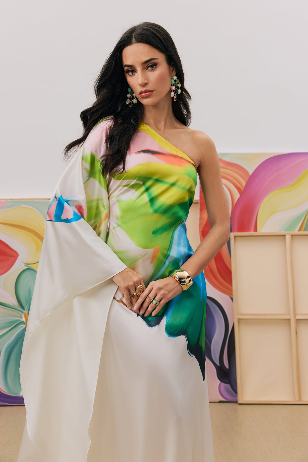 Frau in einem Bernice One-Shoulder-Kleid vor tropischer Kulisse - KYMA