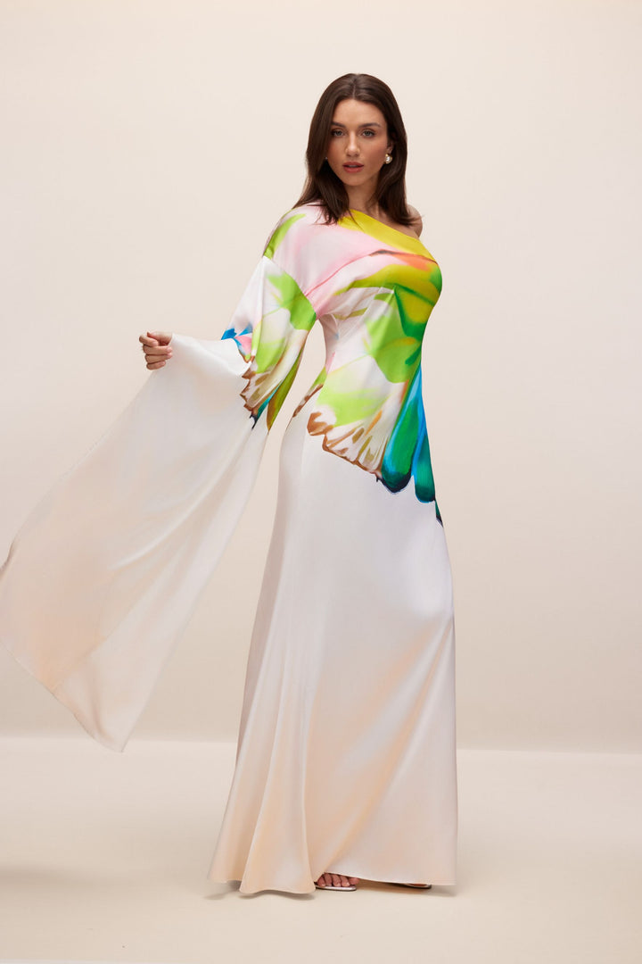Model trägt das Bernice Kleid bei einem Strandurlaub - KYMA