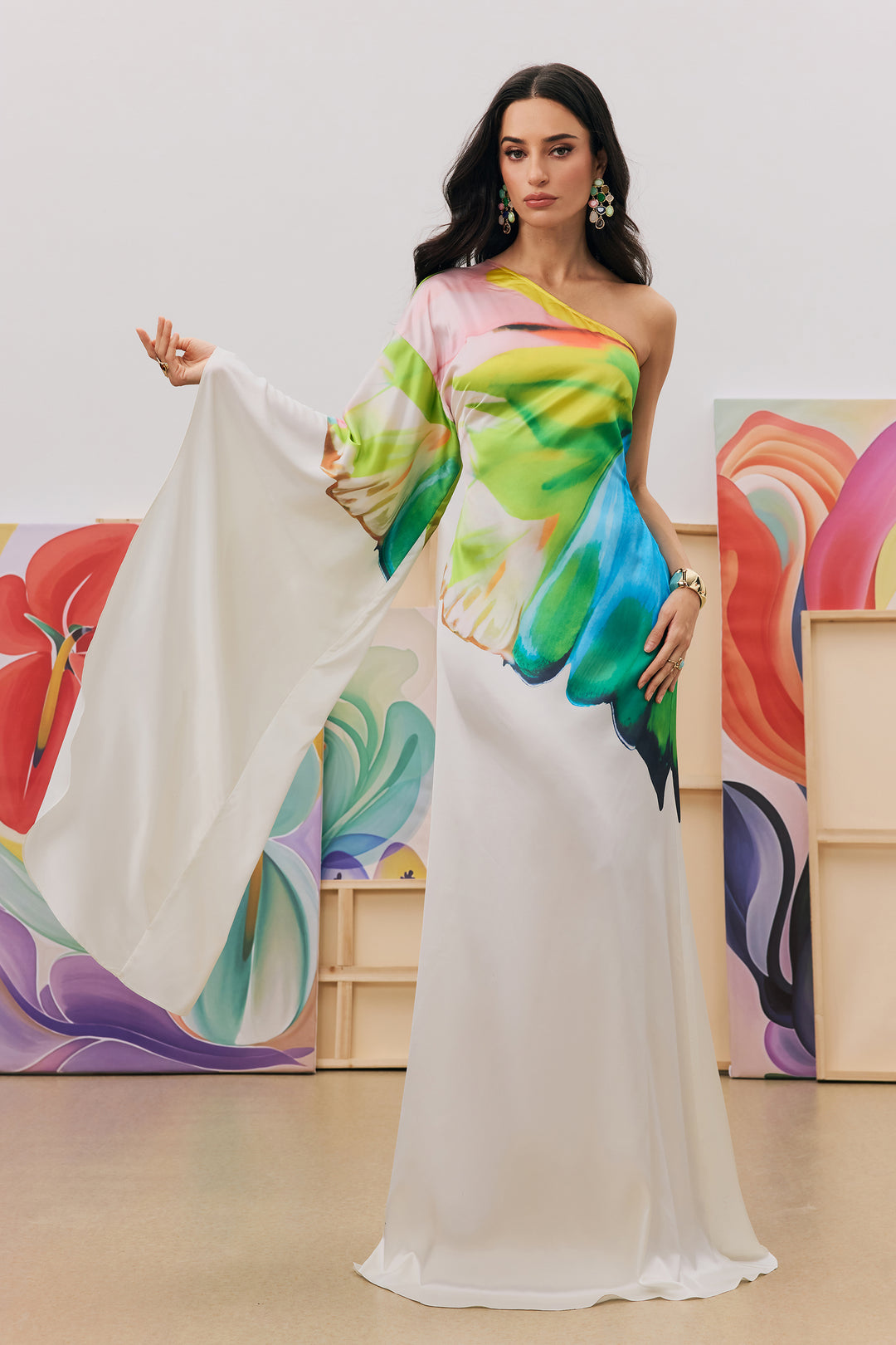 Bernice elegantes Maxikleid mit Print und einem Ärmel – KYMA