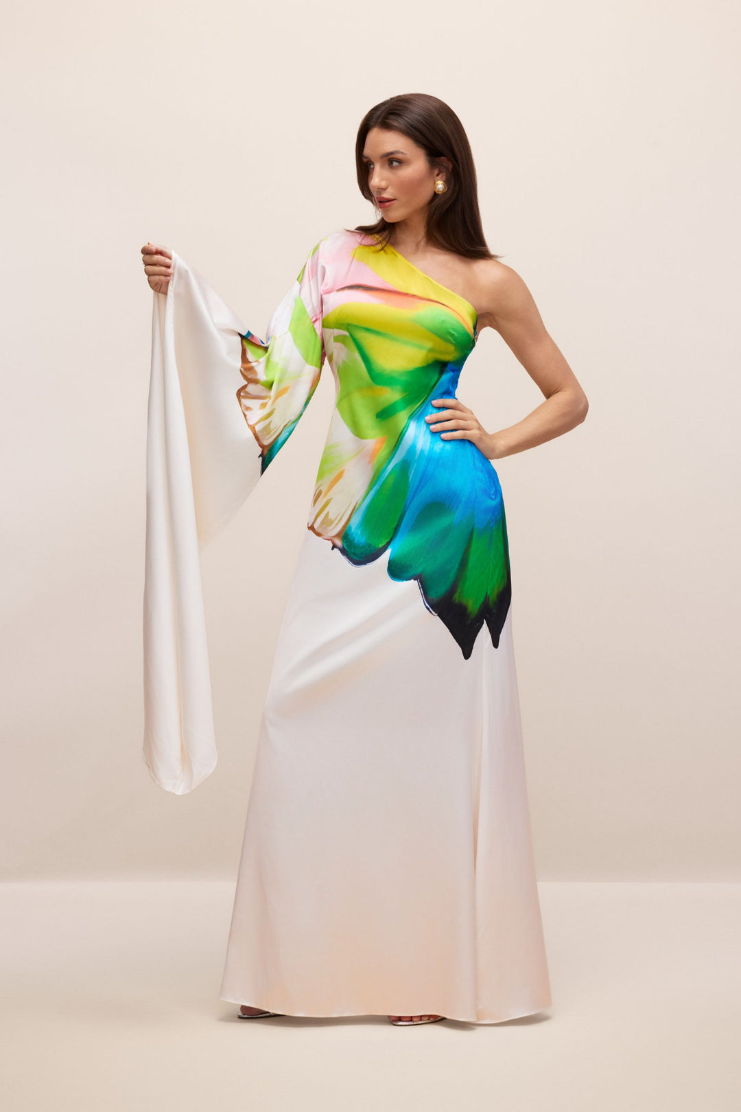 Bernice elegantes Maxikleid mit Print und einem Ärmel – KYMA
