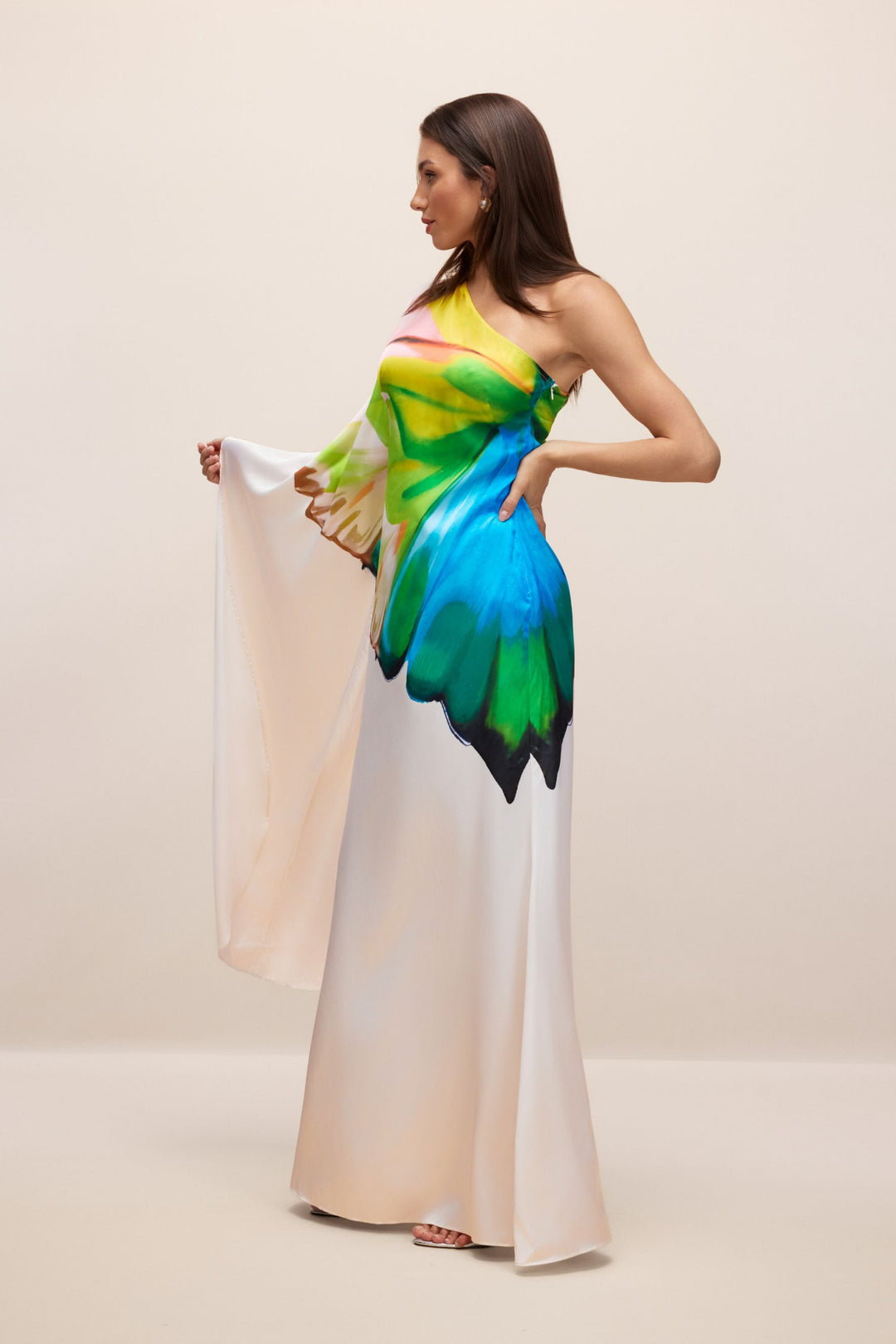 Bernice elegantes Maxikleid mit Print und einem Ärmel – KYMA