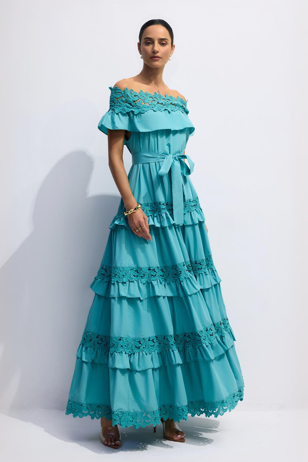 Beth schulterfreies Maxikleid mit Stufenrock – KYMA