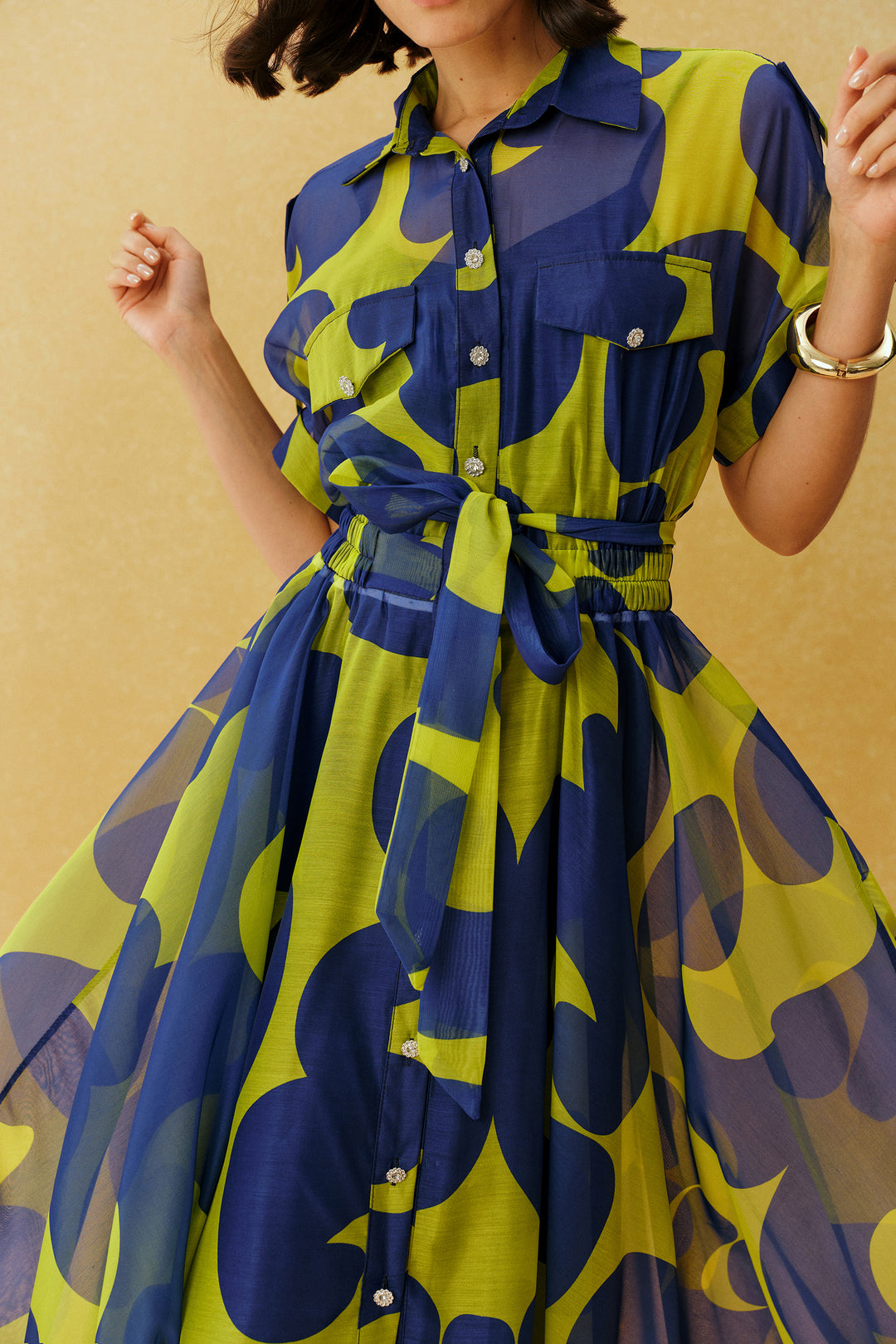 Detailansicht des blauen Maxi-Kleides von KYMA