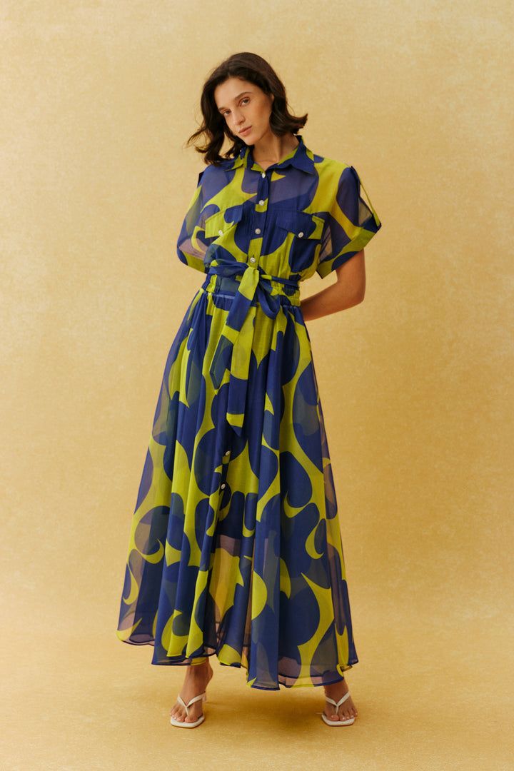 Model trägt das blaue abstraktes Maxi-Kleid von KYMA