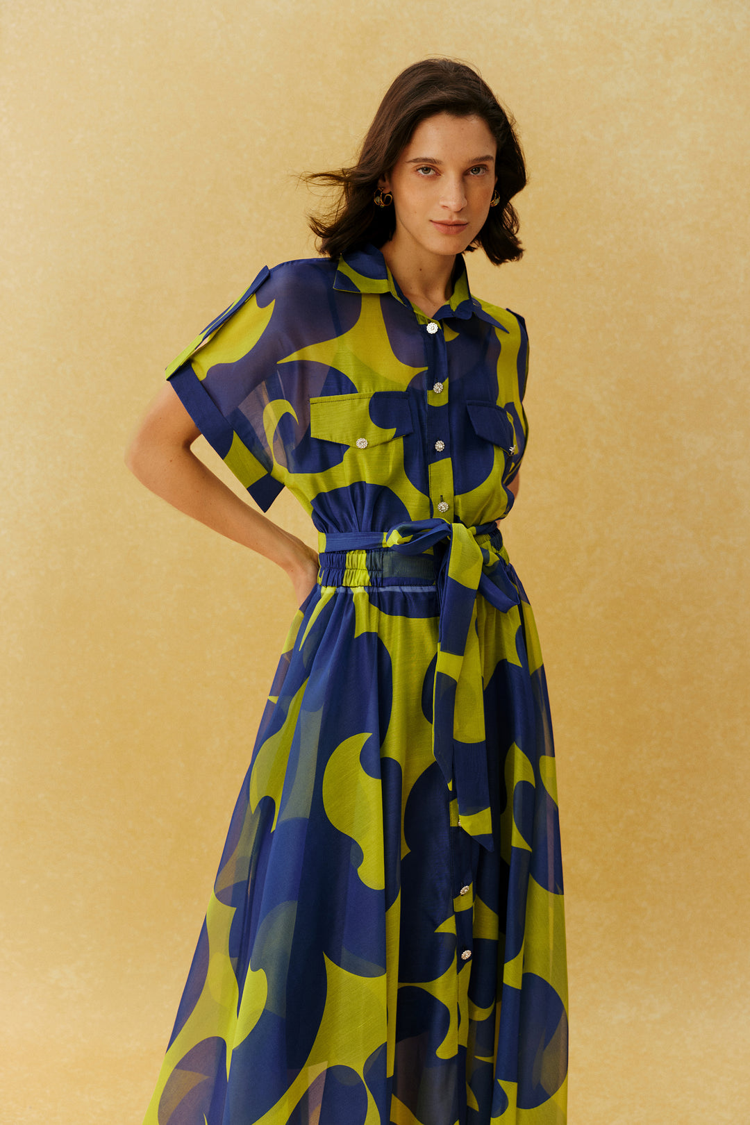 Bindegürtel des blauen Maxi-Kleides von KYMA