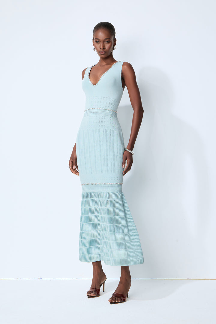 Model trägt das blaue Maxikleid mit Strass - KYMA