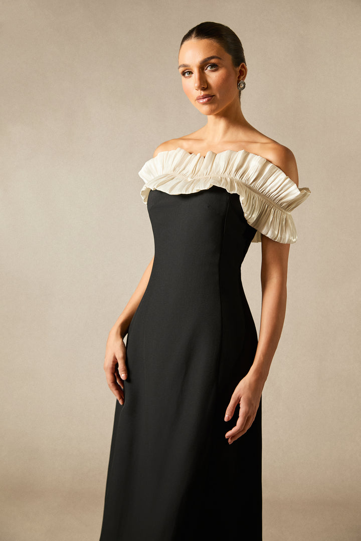 Frau trägt das Bonnie Maxikleid - KYMA