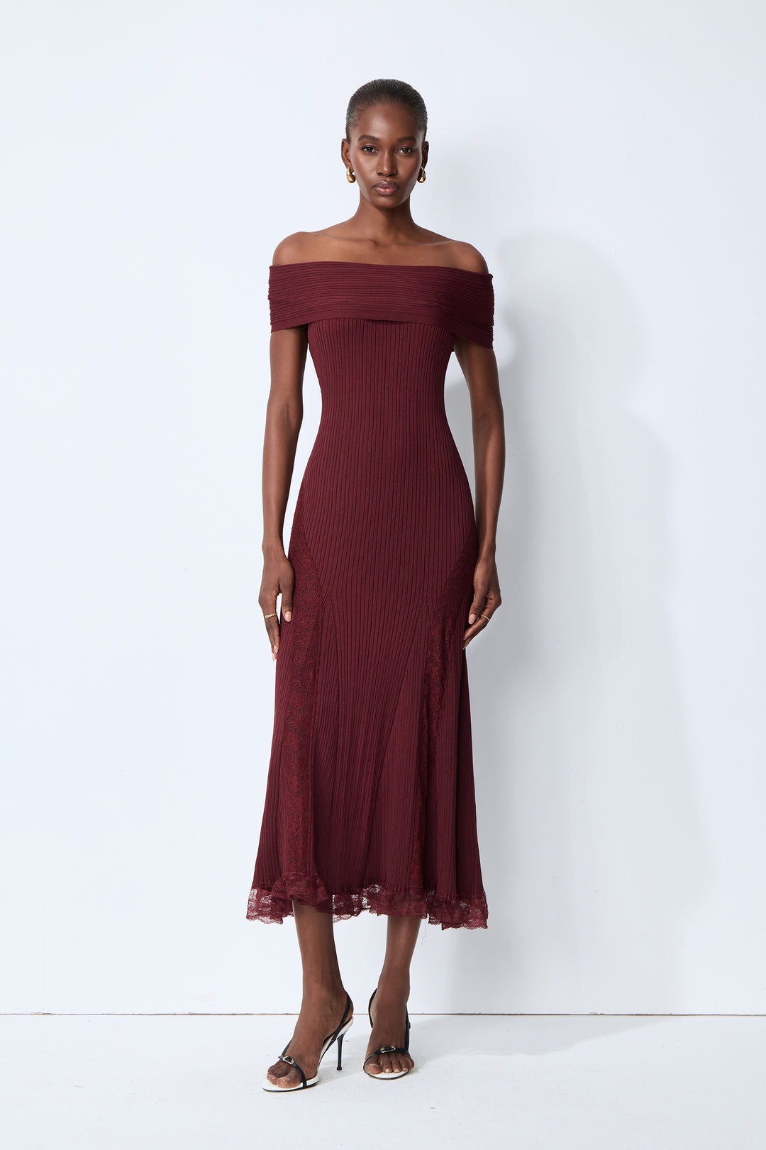 Burgundrot schulterfreies Strick-Midi-Kleid mit Spitzensaum vorne