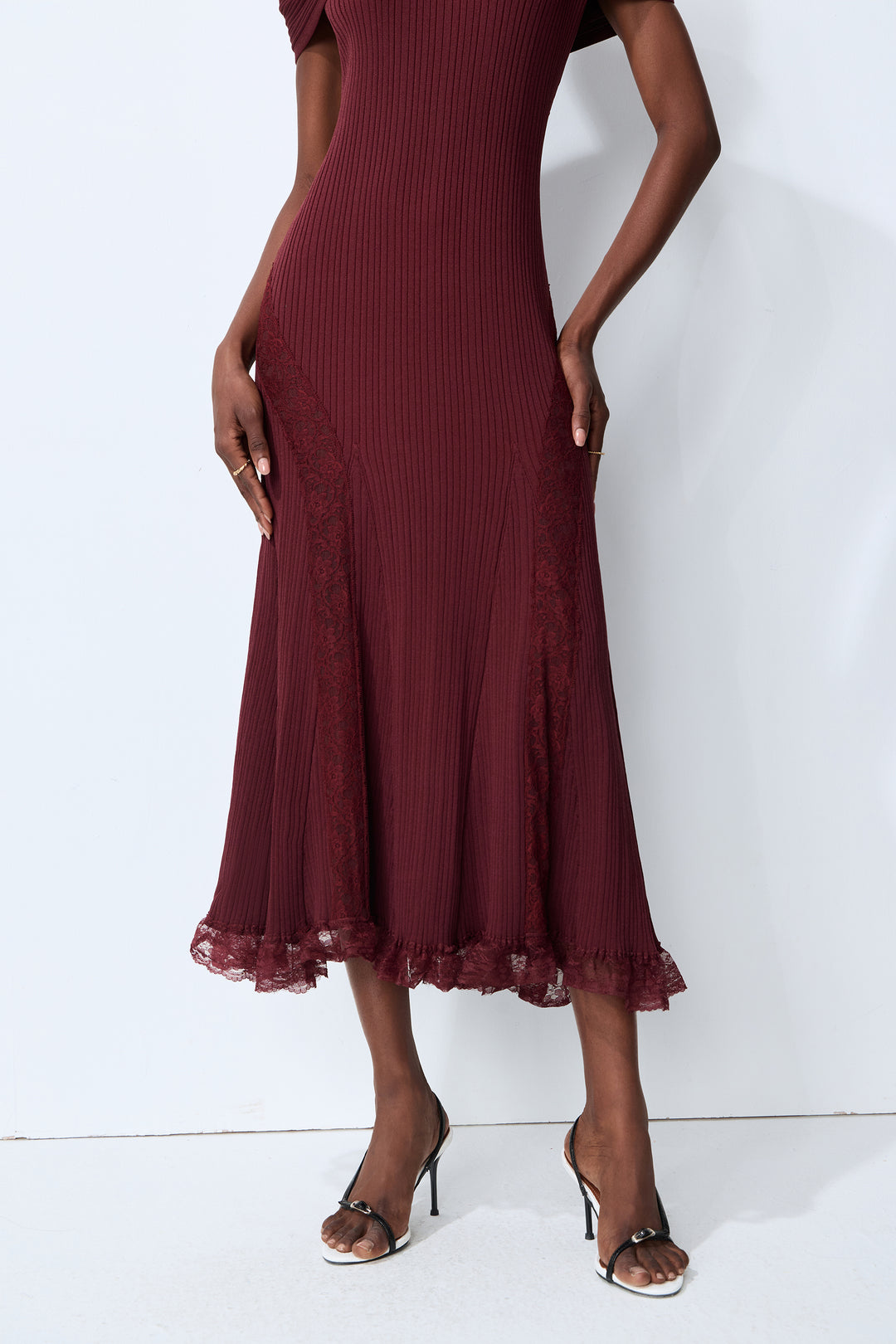 Burgundrot schulterfreies Strick-Midi-Kleid mit Spitzensaum Detail 9