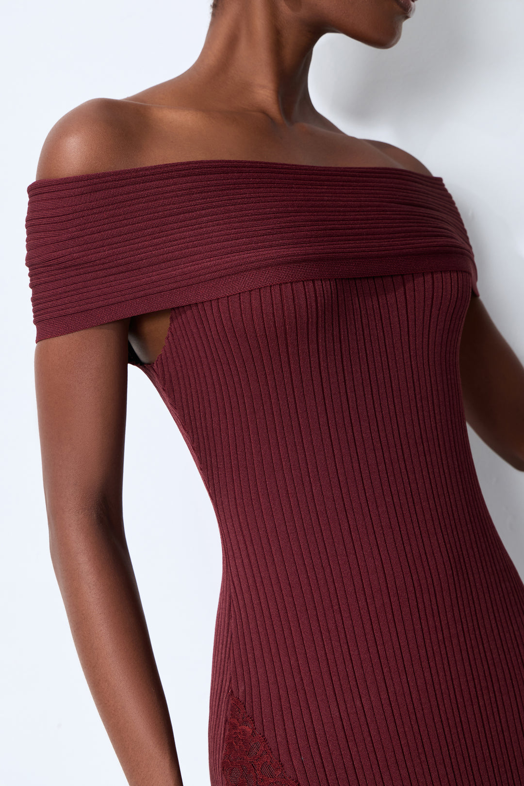 Burgundrot schulterfreies Strick-Midi-Kleid mit Spitzensaum Detail 2
