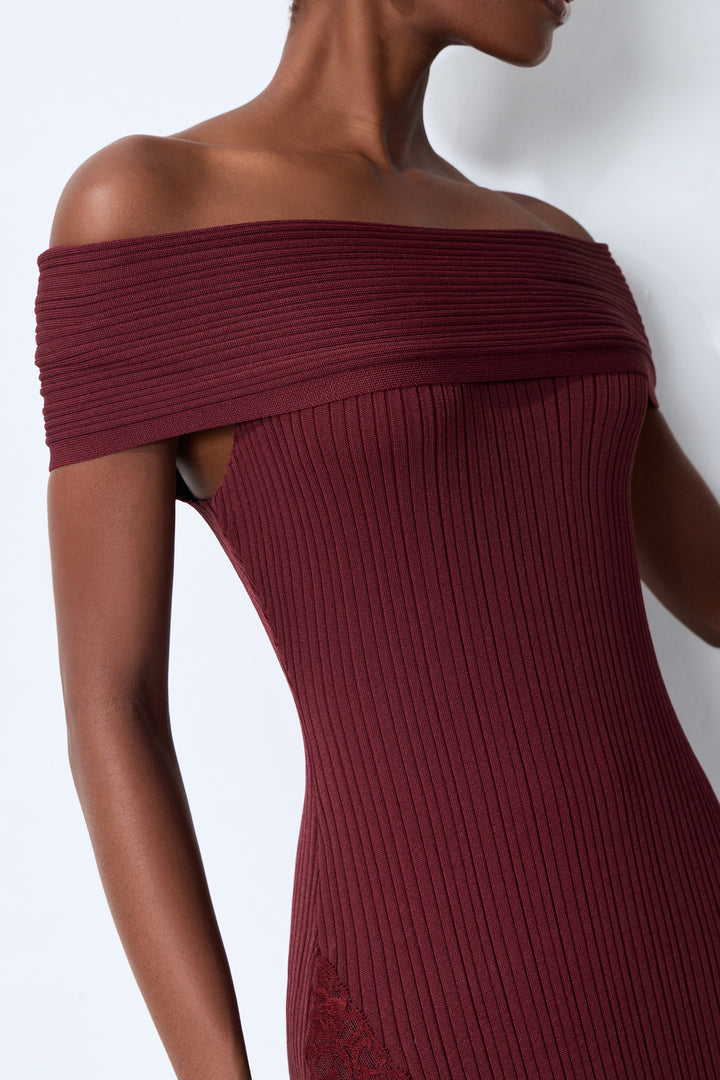 Burgundrot schulterfreies Strick-Midi-Kleid mit Spitzensaum Detail 2