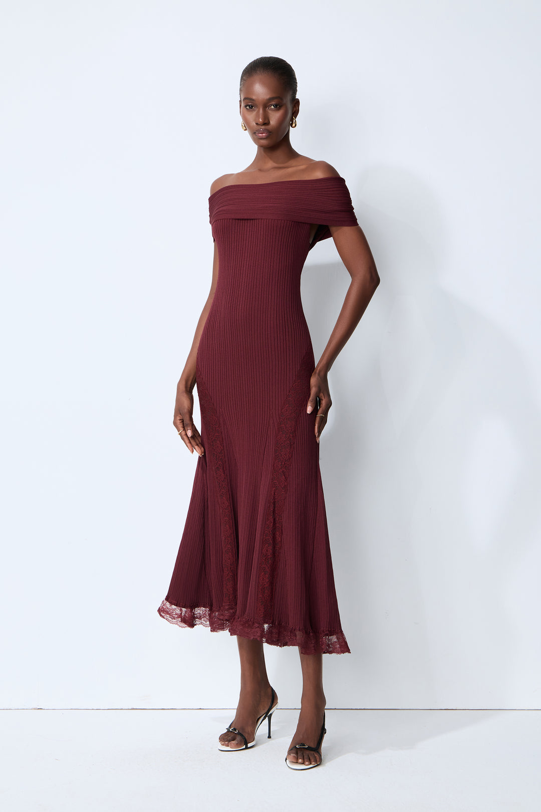 Burgundrot schulterfreies Strick-Midi-Kleid mit Spitzensaum Detail 3