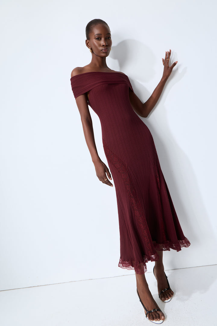 Burgundrot schulterfreies Strick-Midi-Kleid mit Spitzensaum Detail 4