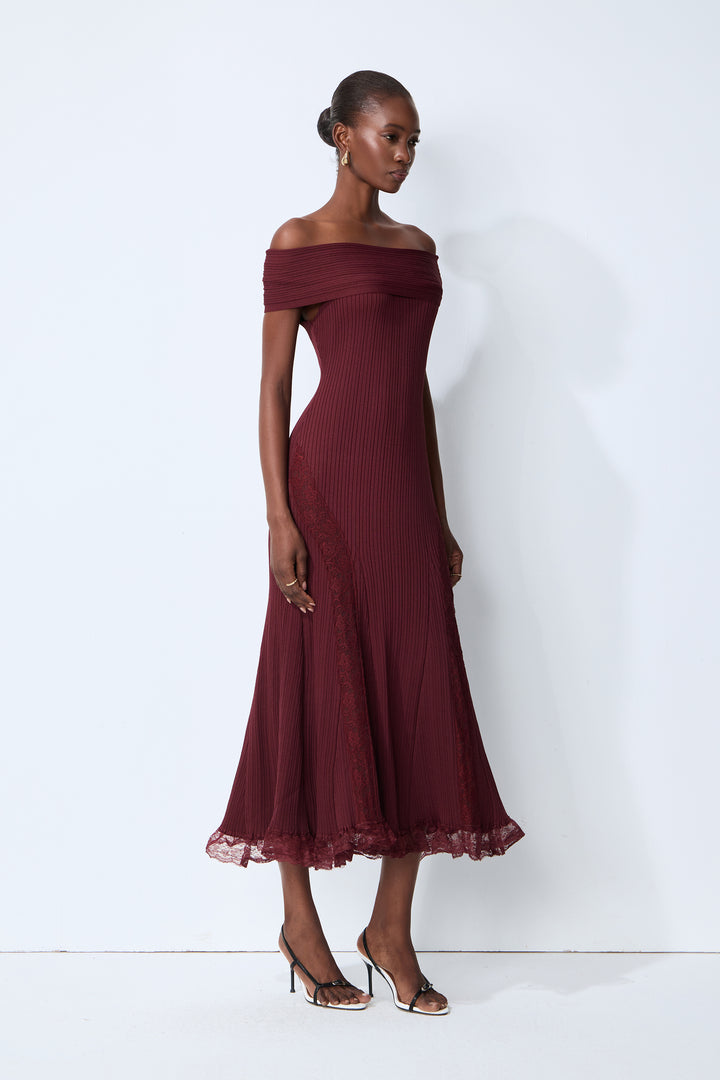 Burgundrot schulterfreies Strick-Midi-Kleid mit Spitzensaum Detail 5